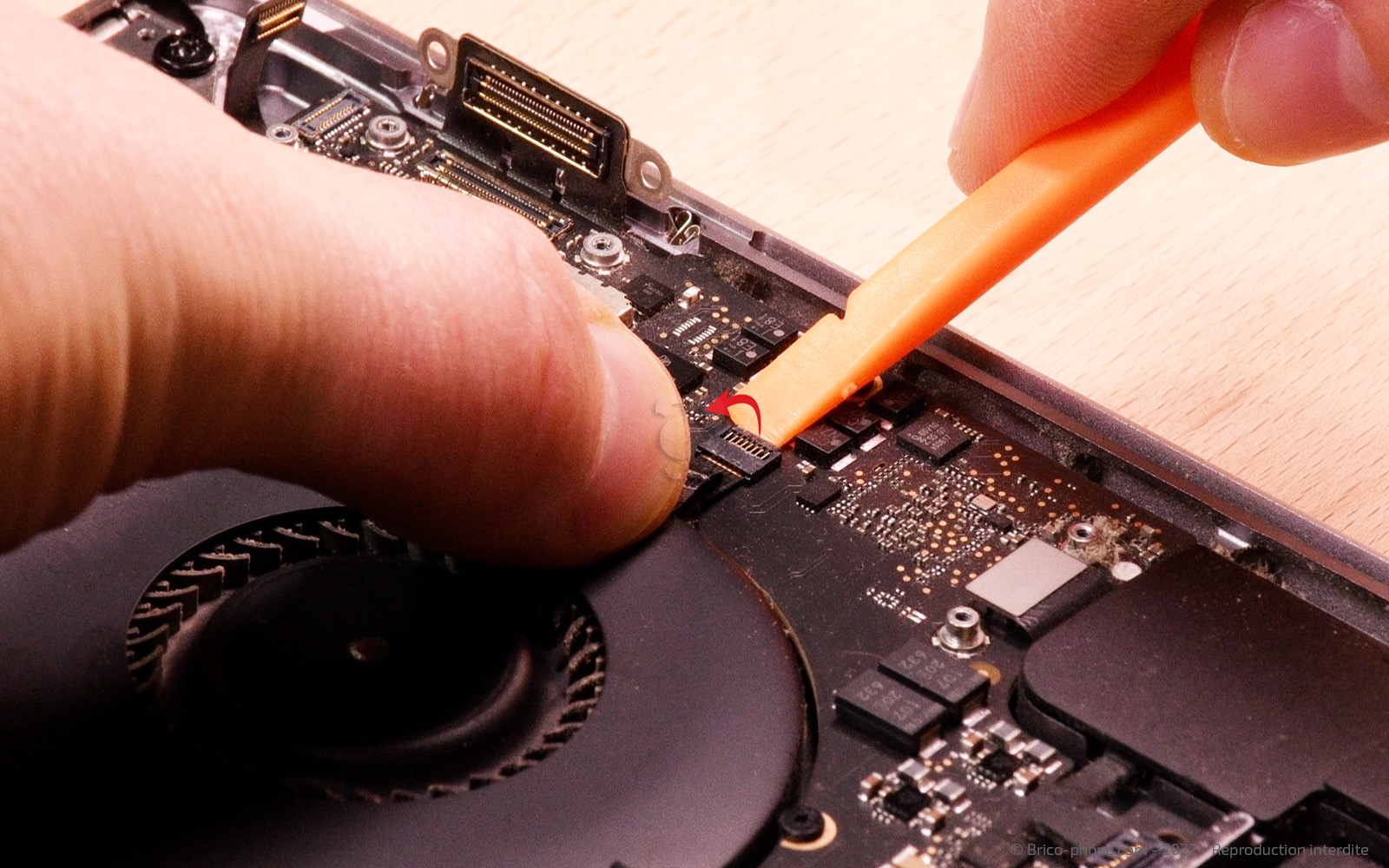 Changement batterie sur Macbook Pro 15 pouces A1707 EMC 3072 - 2016 photo 2