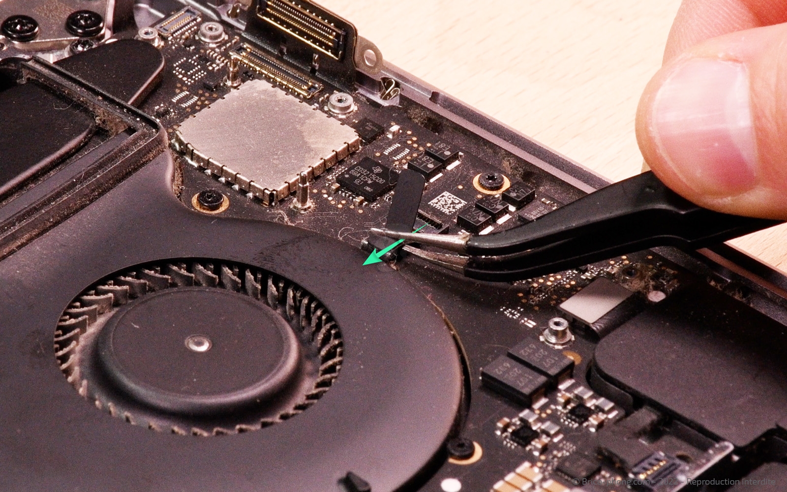 Changement batterie sur Macbook Pro 15 pouces A1707 EMC 3072 - 2016 photo 3