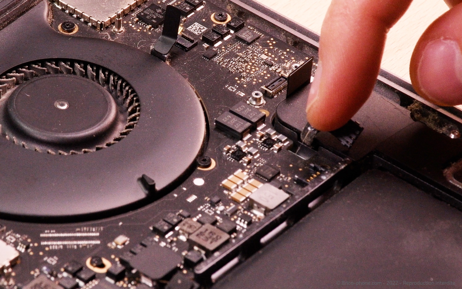 Changement batterie sur Macbook Pro 15 pouces A1707 EMC 3072 - 2016 photo 2