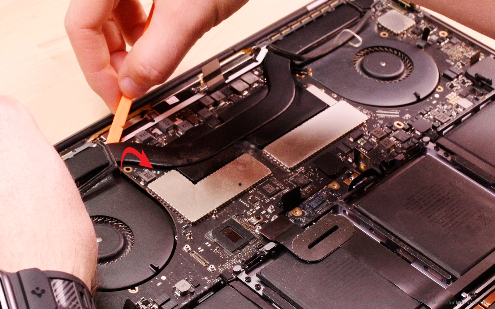 Changement batterie sur Macbook Pro 15 pouces A1707 EMC 3072 - 2016 photo 1