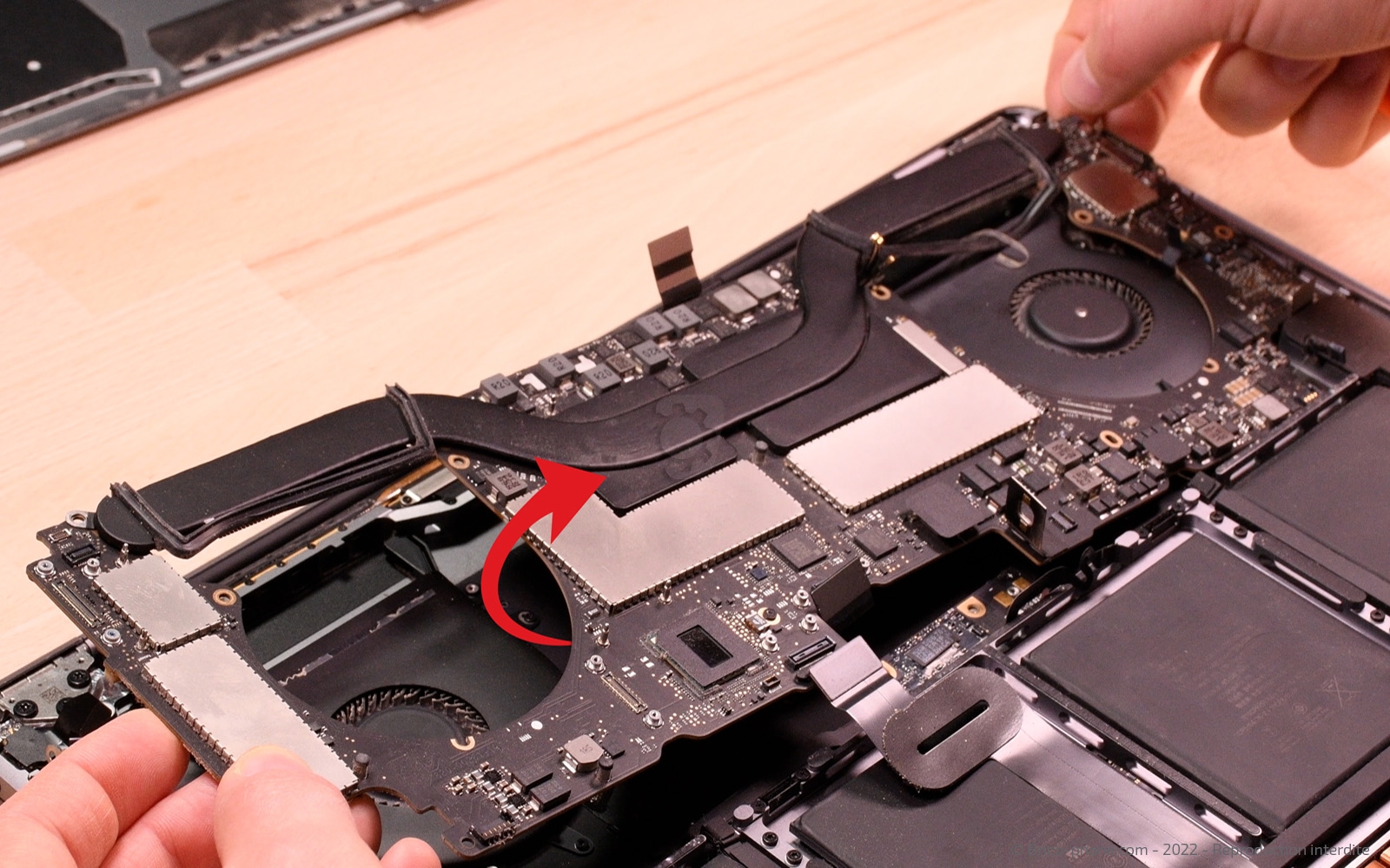 Changement batterie sur Macbook Pro 15 pouces A1707 EMC 3072 - 2016 photo 3