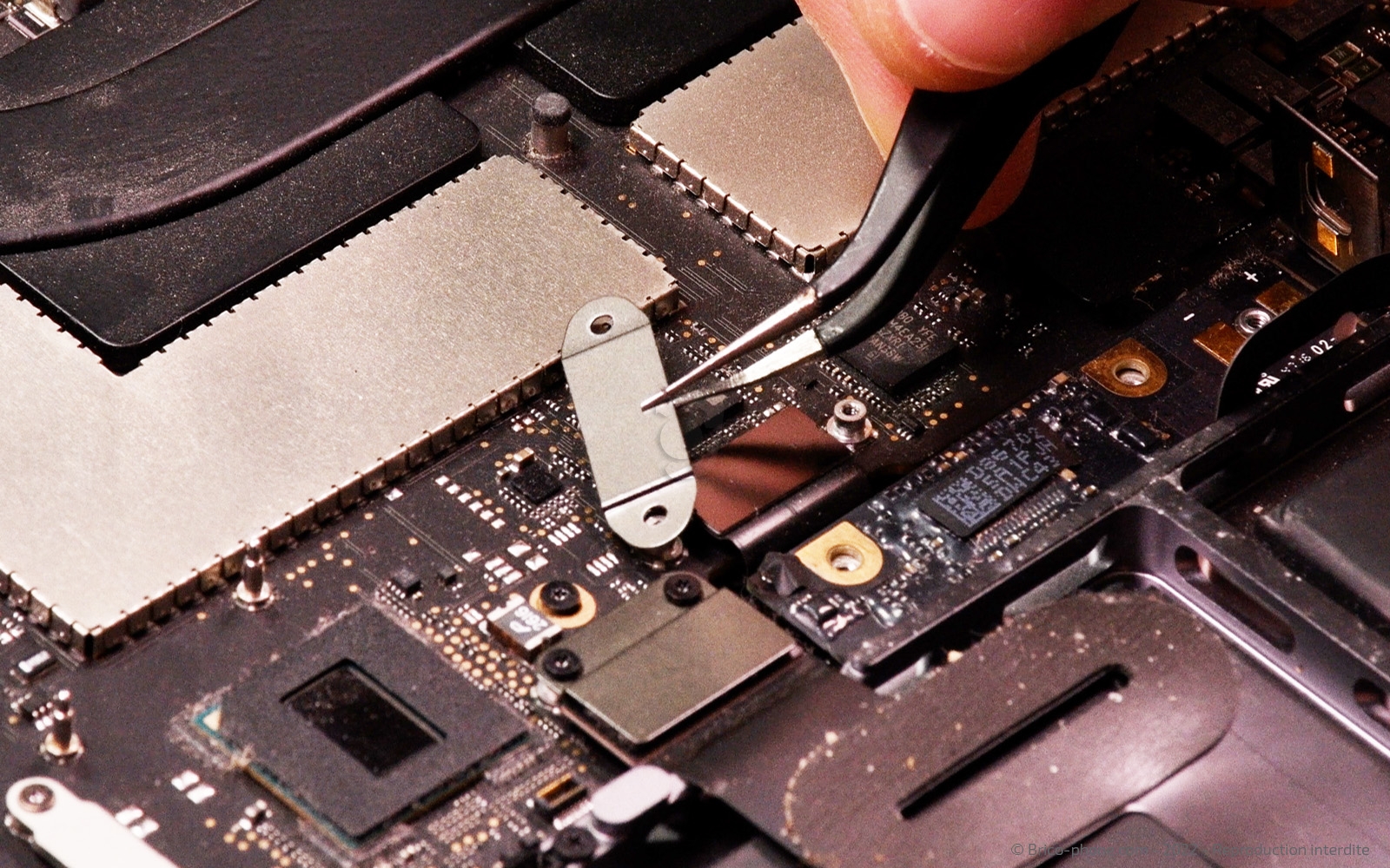 Changement batterie sur Macbook Pro 15 pouces A1707 EMC 3072 - 2016 photo 3