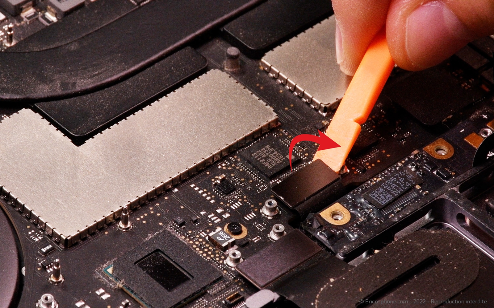 Changement batterie sur Macbook Pro 15 pouces A1707 EMC 3072 - 2016 photo 4