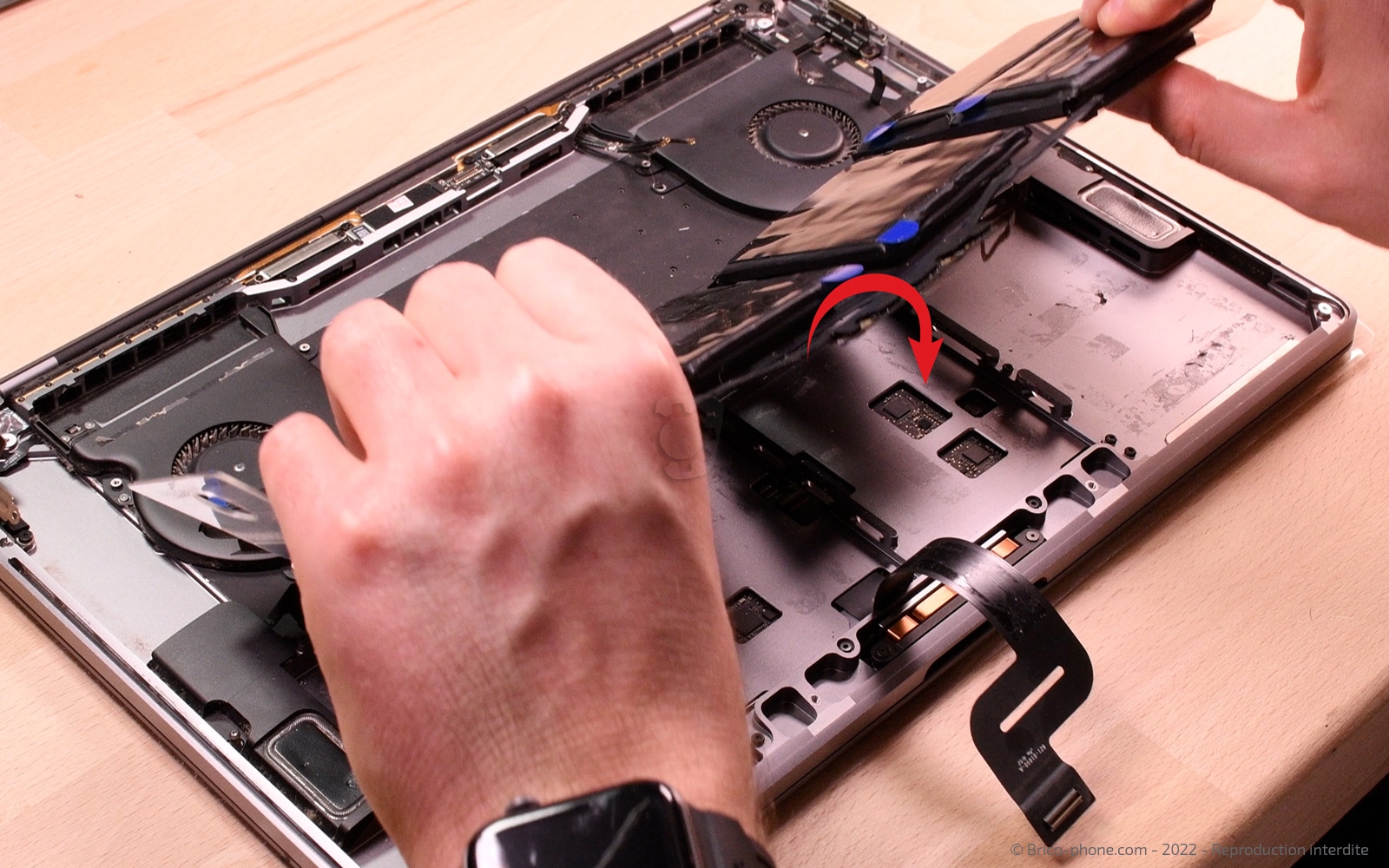 Changement batterie sur Macbook Pro 15 pouces A1707 EMC 3072 - 2016 photo 1