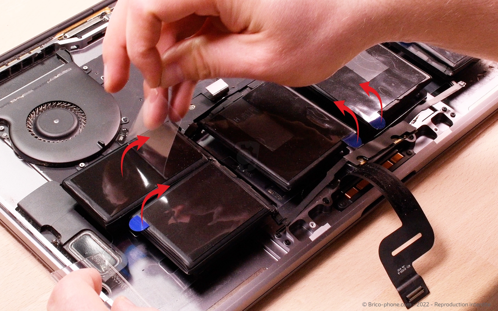 Changement batterie sur Macbook Pro 15 pouces A1707 EMC 3072 - 2016 photo 2