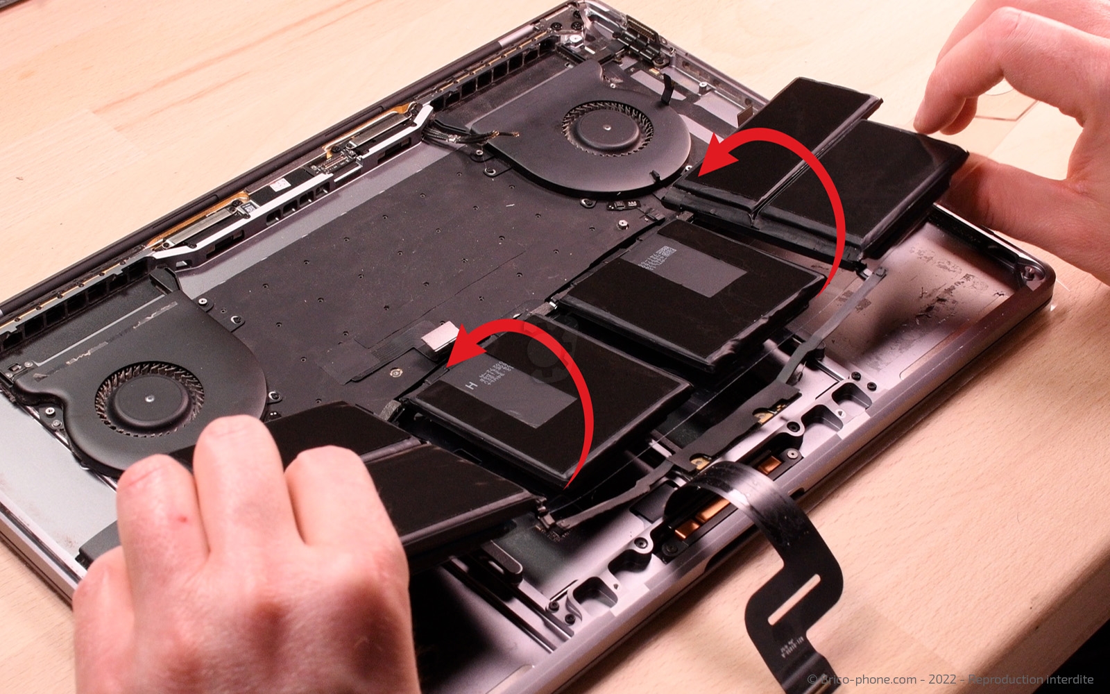 Changement batterie sur Macbook Pro 15 pouces A1707 EMC 3072 - 2016 photo 3