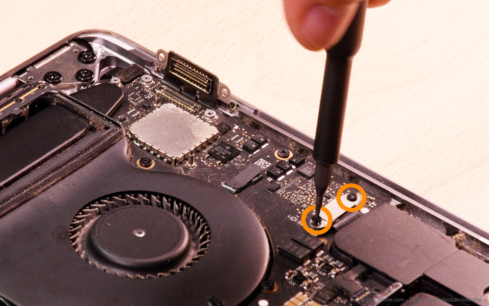 Changement batterie sur Macbook Pro 15 pouces A1707 EMC 3072 - 2016 photo 1