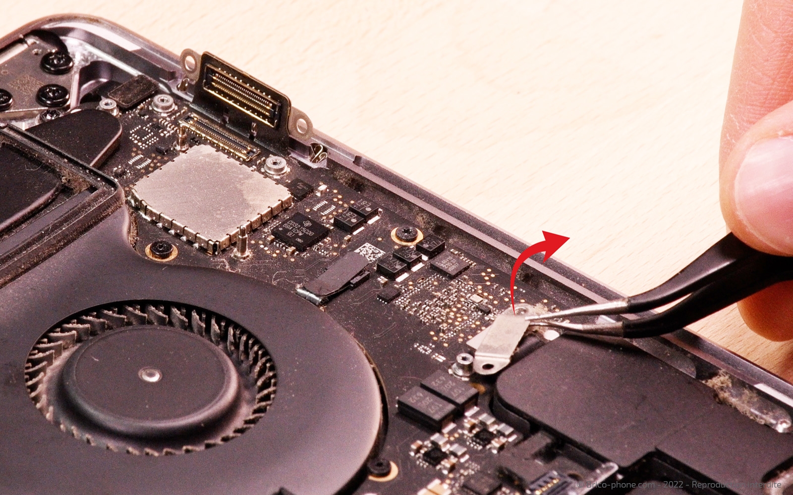 Changement batterie sur Macbook Pro 15 pouces A1707 EMC 3072 - 2016 photo 2