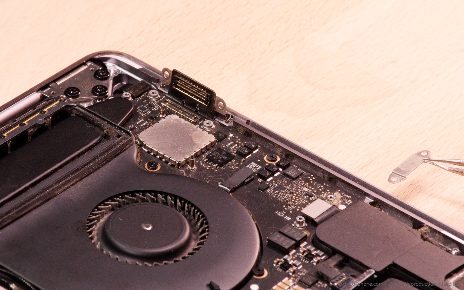 Changement batterie sur Macbook Pro 15 pouces A1707 EMC 3072 - 2016 photo 3