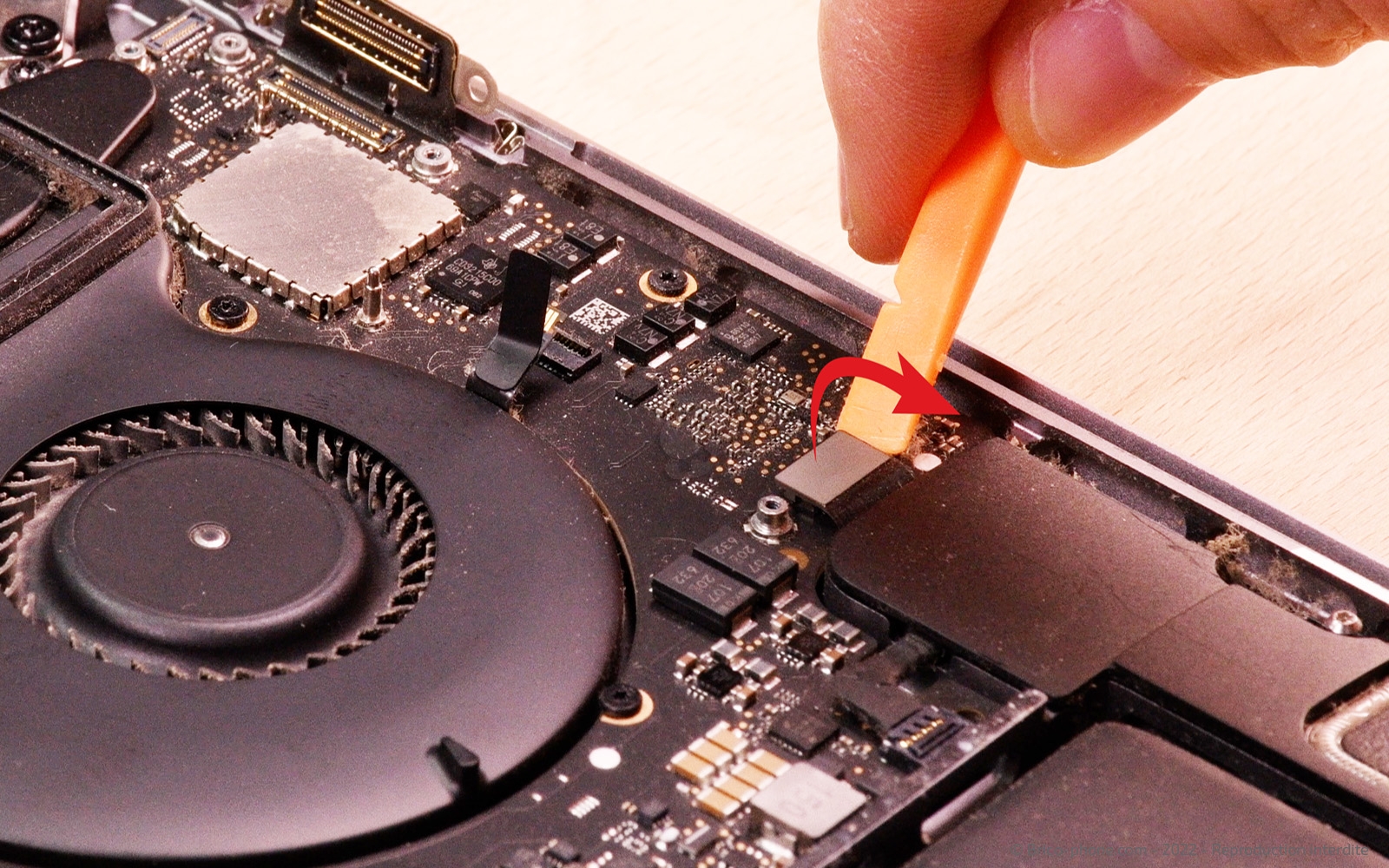 Changement batterie sur Macbook Pro 15 pouces A1707 EMC 3072 - 2016 photo 4