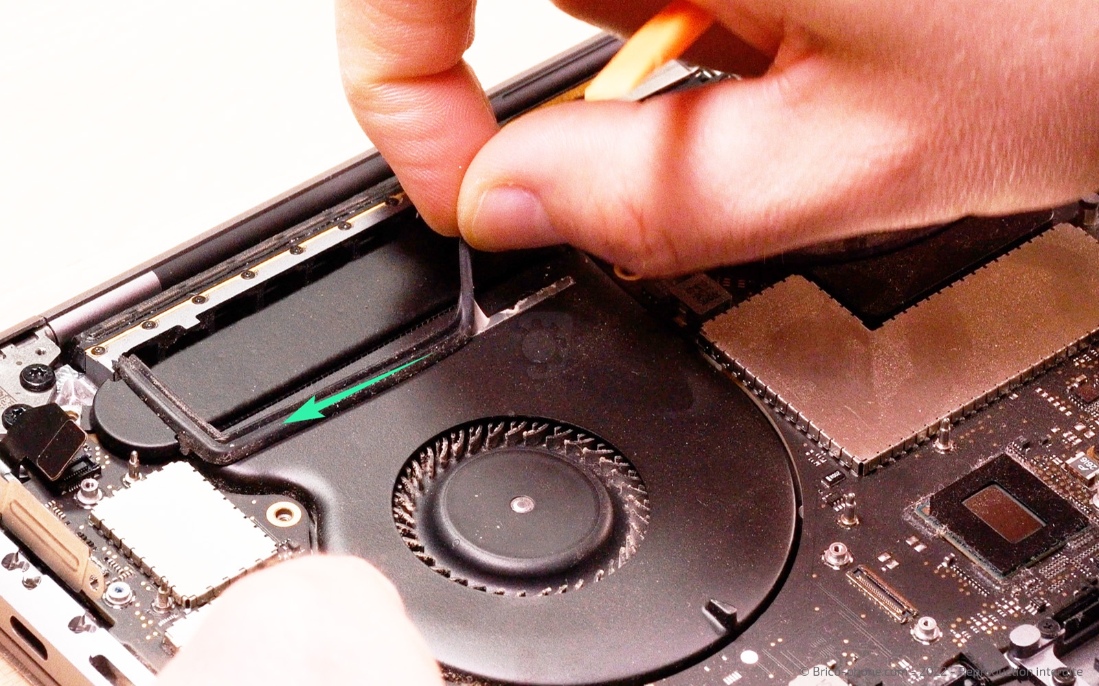 Changement batterie sur Macbook Pro 15 pouces A1707 EMC 3072 - 2016 photo 3