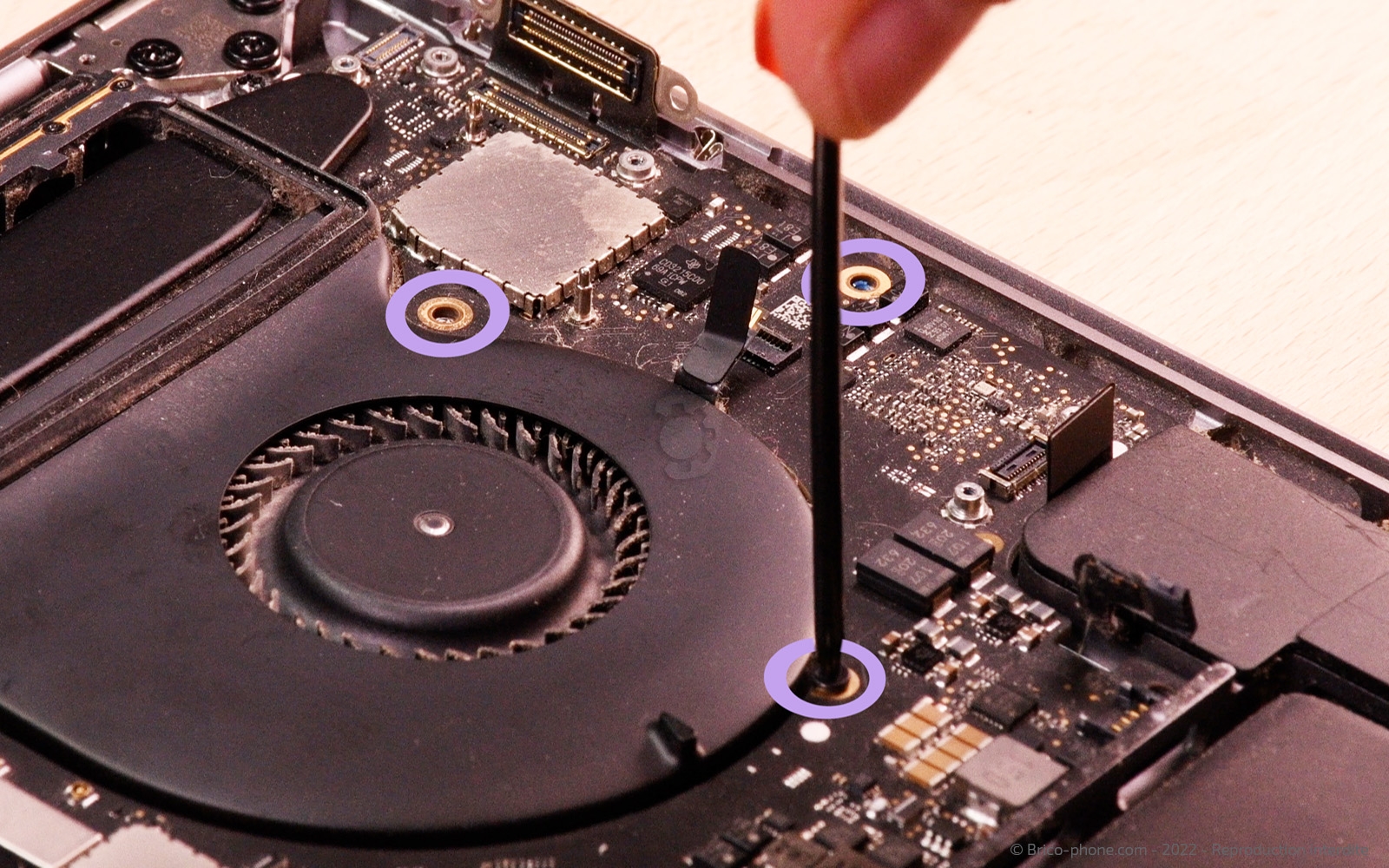 Changement batterie sur Macbook Pro 15 pouces A1707 EMC 3072 - 2016 photo 2