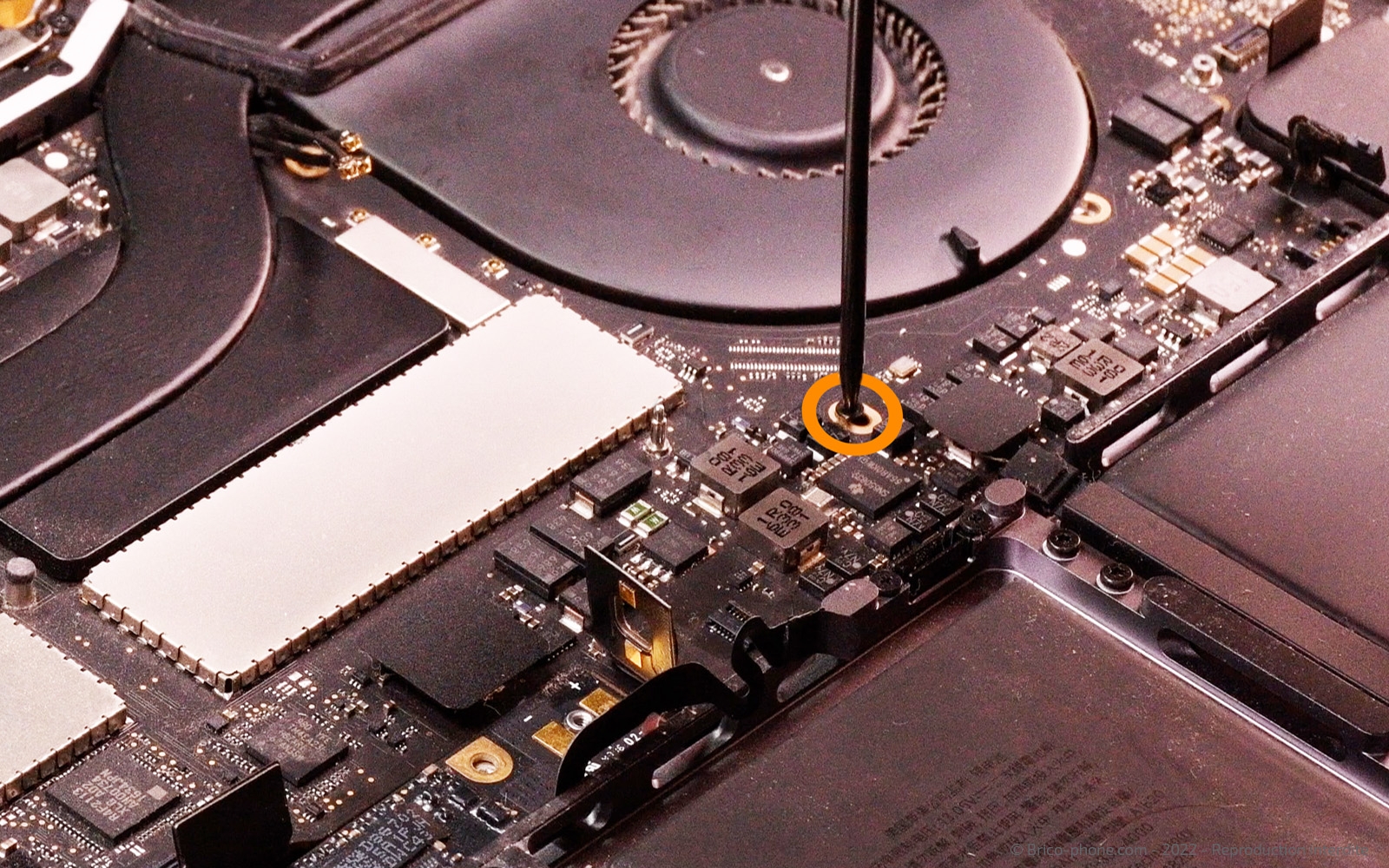 Changement batterie sur Macbook Pro 15 pouces A1707 EMC 3072 - 2016 photo 3