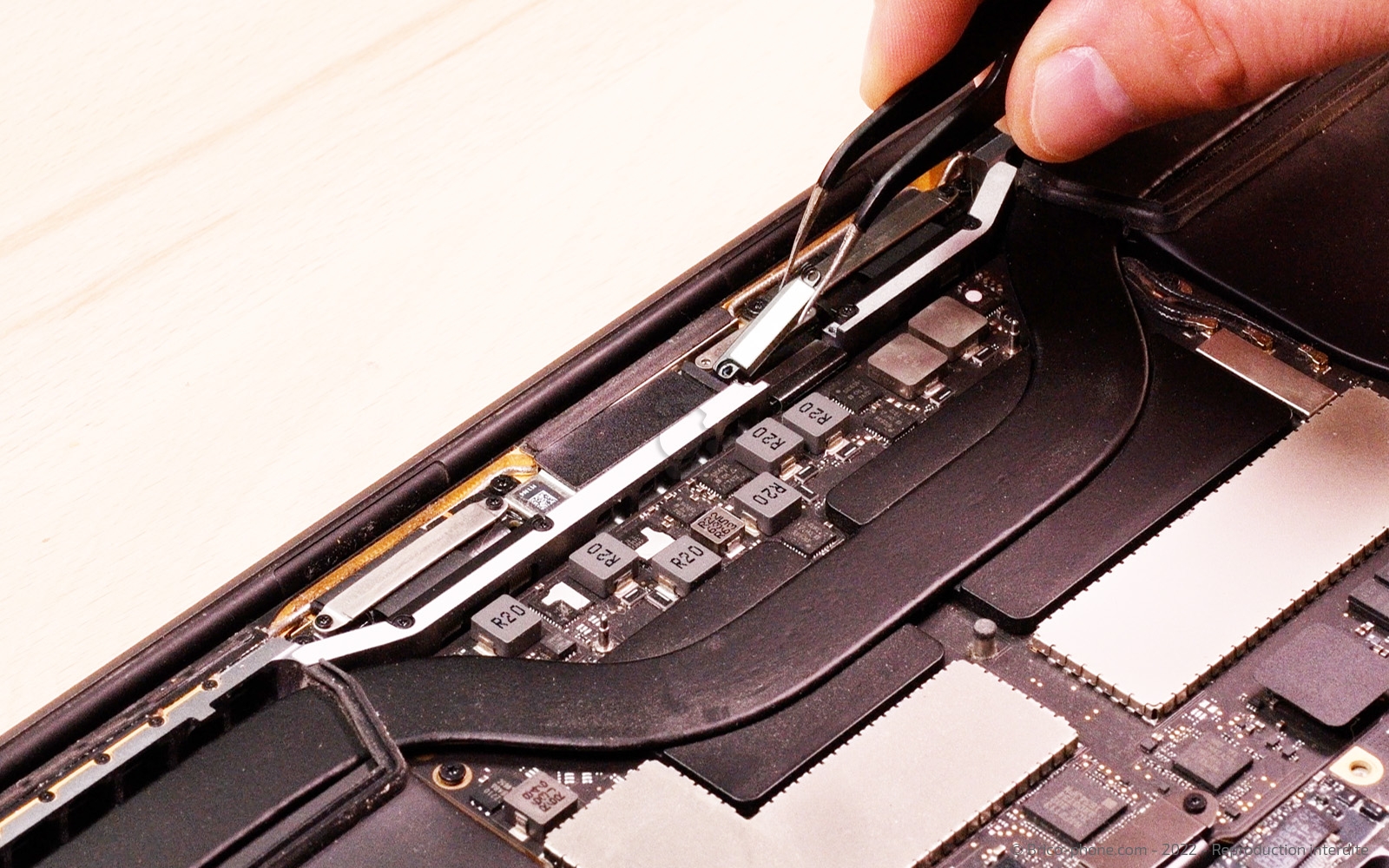 Changement batterie sur Macbook Pro 15 pouces A1707 EMC 3072 - 2016 photo 2