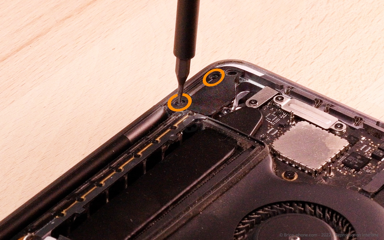 Changement batterie sur Macbook Pro 15 pouces A1707 EMC 3072 - 2016 photo 1