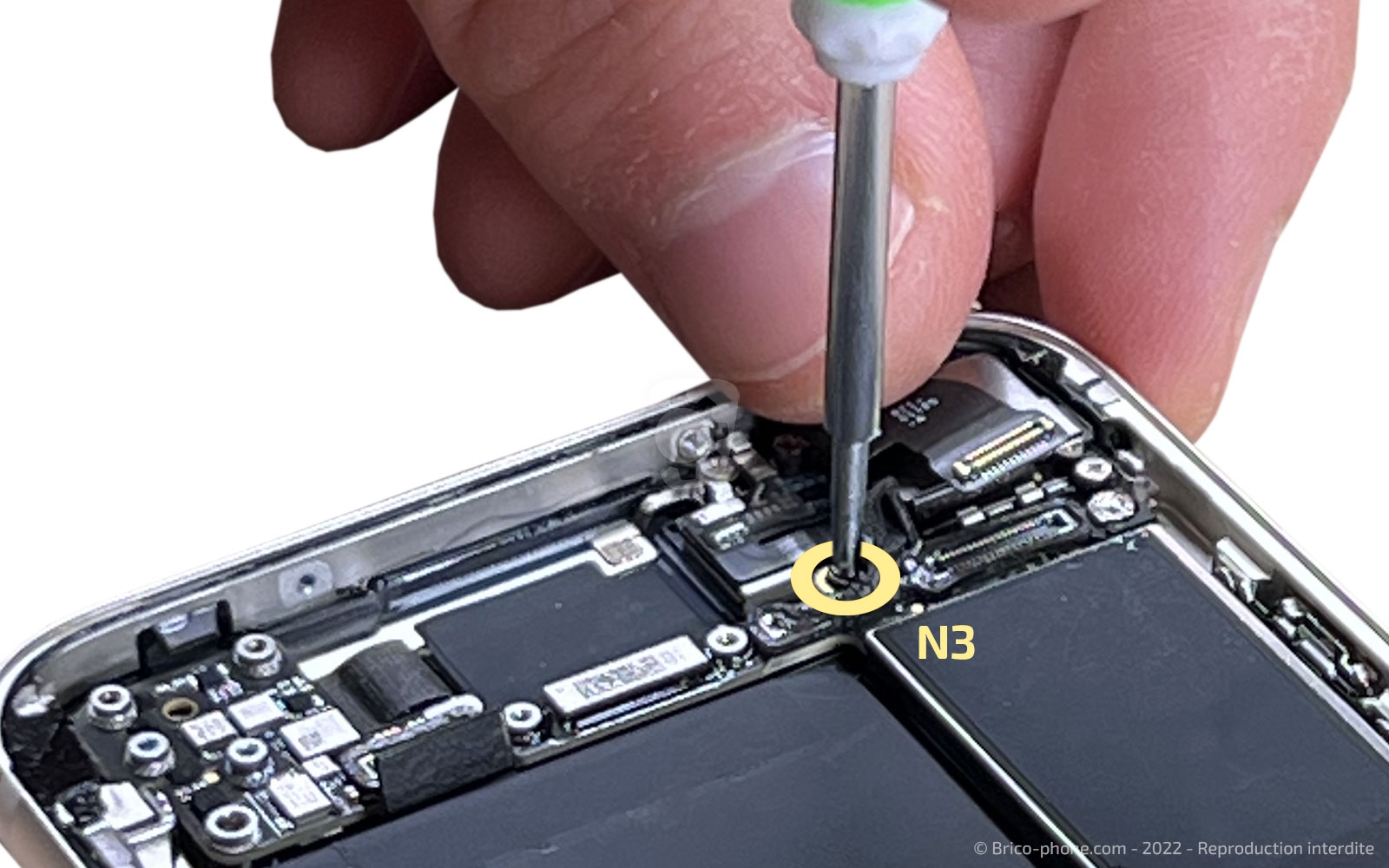 Remplacer le connecteur de charge  sur iPhone SE 2022 photo 3