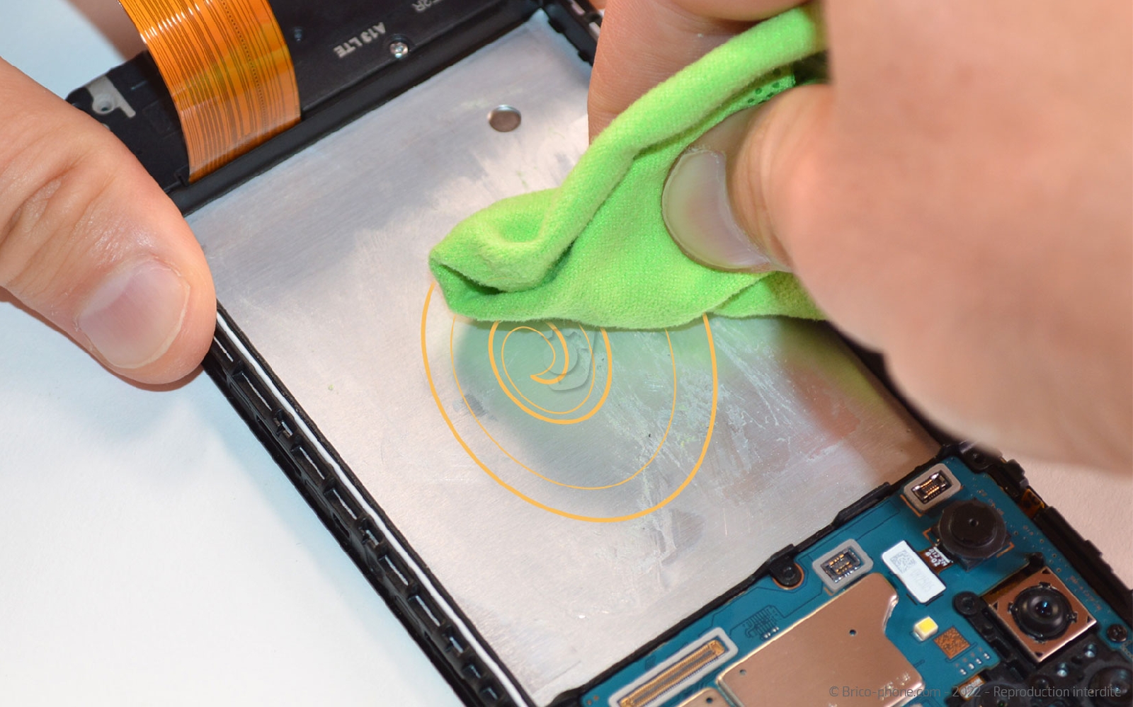 Comment changer la batterie sur Galaxy A13 photo 3