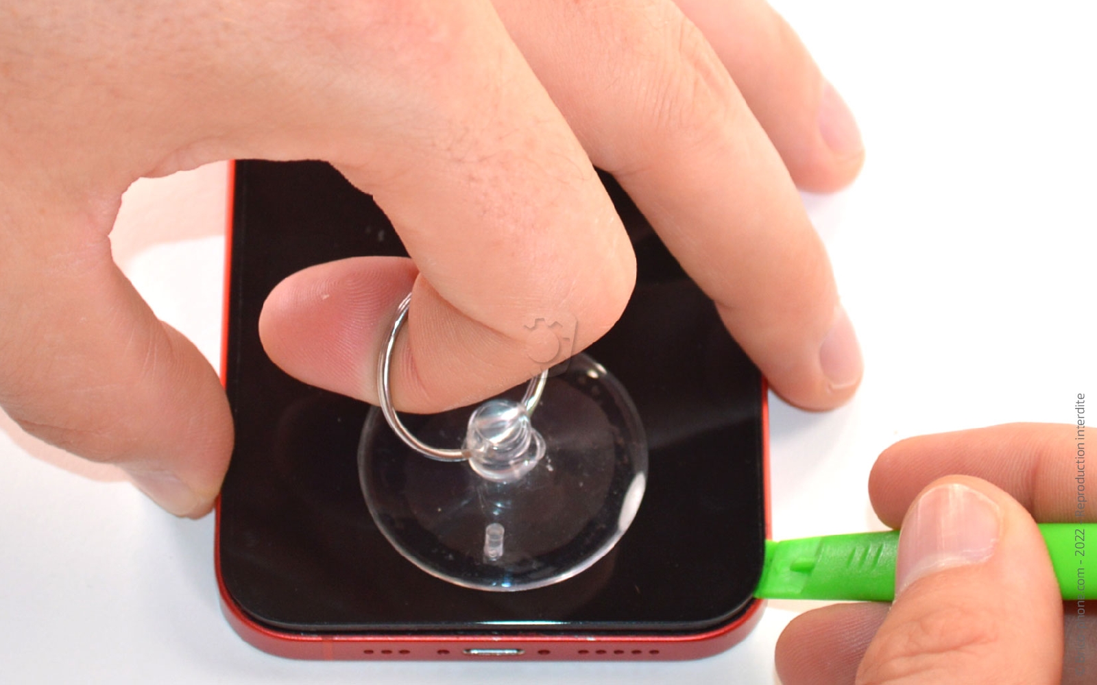 Comment remplacer la coque arrière sur iPhone 12 photo 3