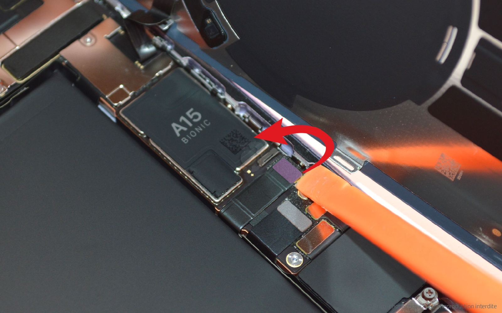 Comment changer le connecteur de charge sur iPhone 14 photo 4