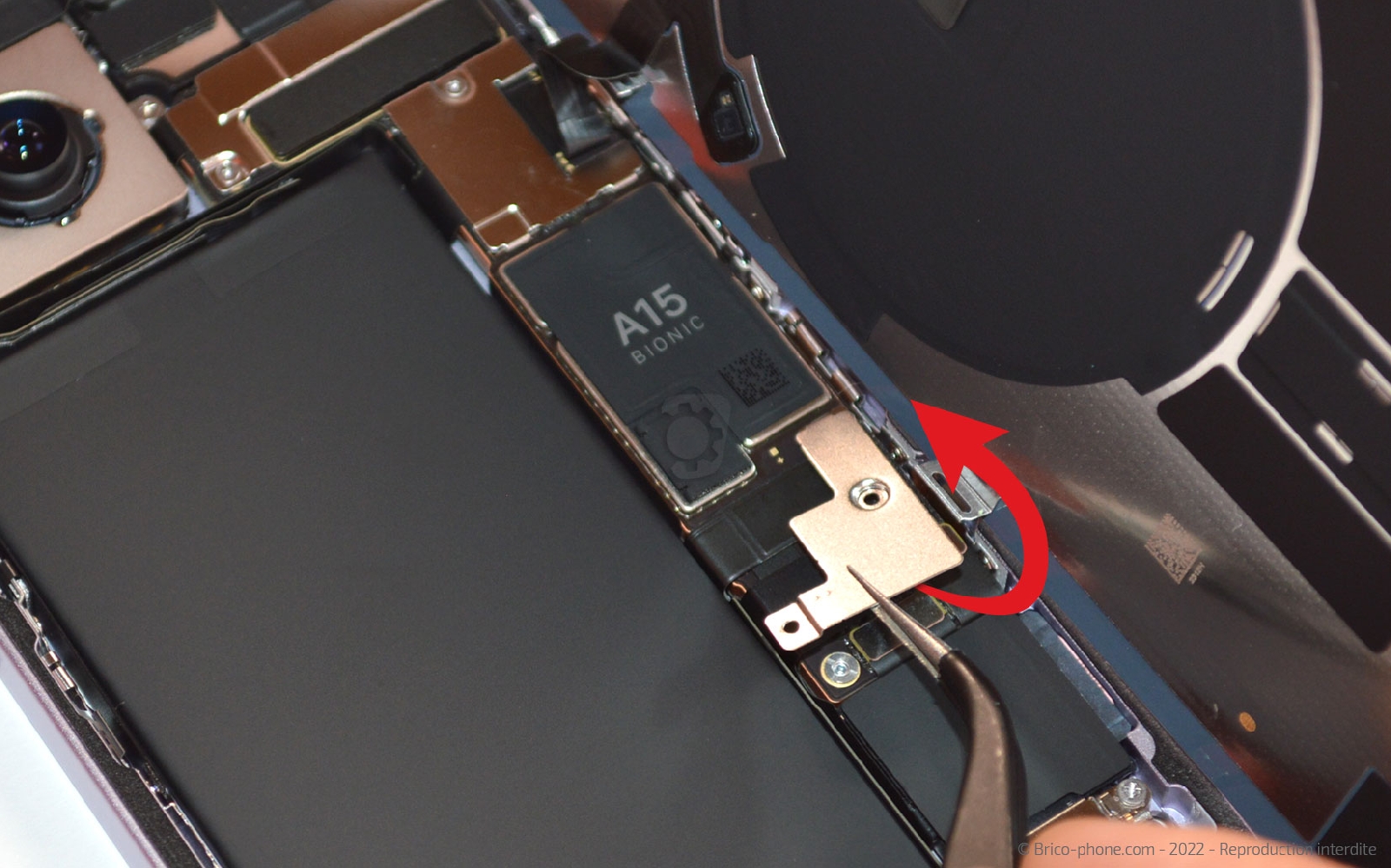 Comment changer le Taptic Engine (vibreur) sur iPhone 14 photo 2