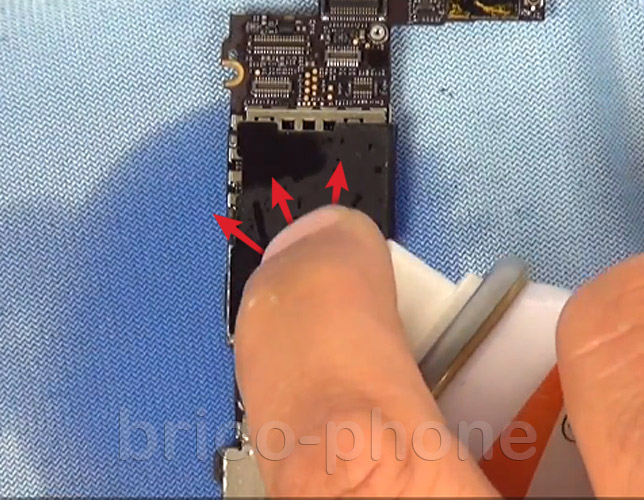 Désoxydation de la carte mère sur iPhone 4S photo 1