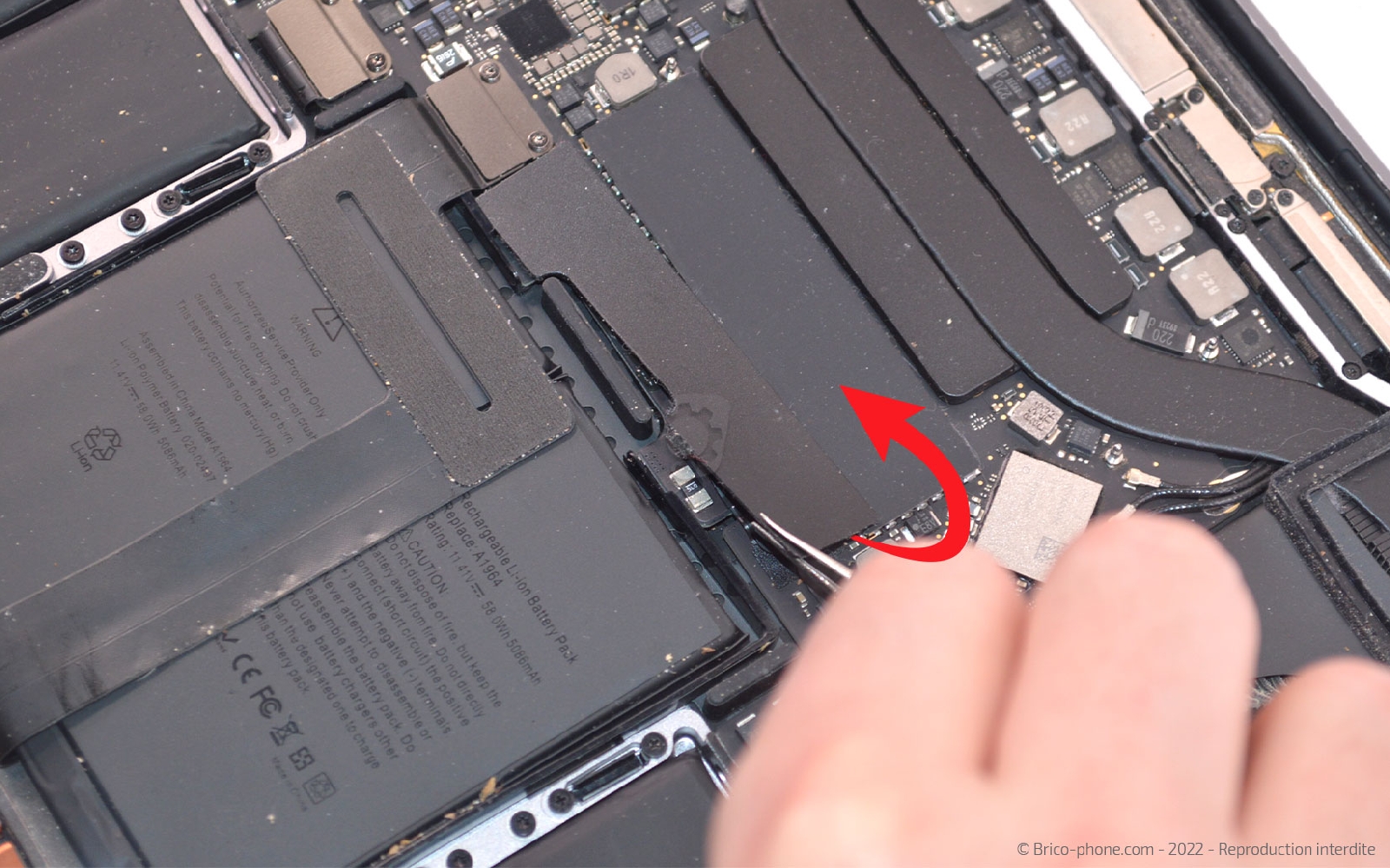 Comment remplacer l'écran complet sur Macbook Pro 13 pouces A1989 EMC 3214 - 2018 photo 1
