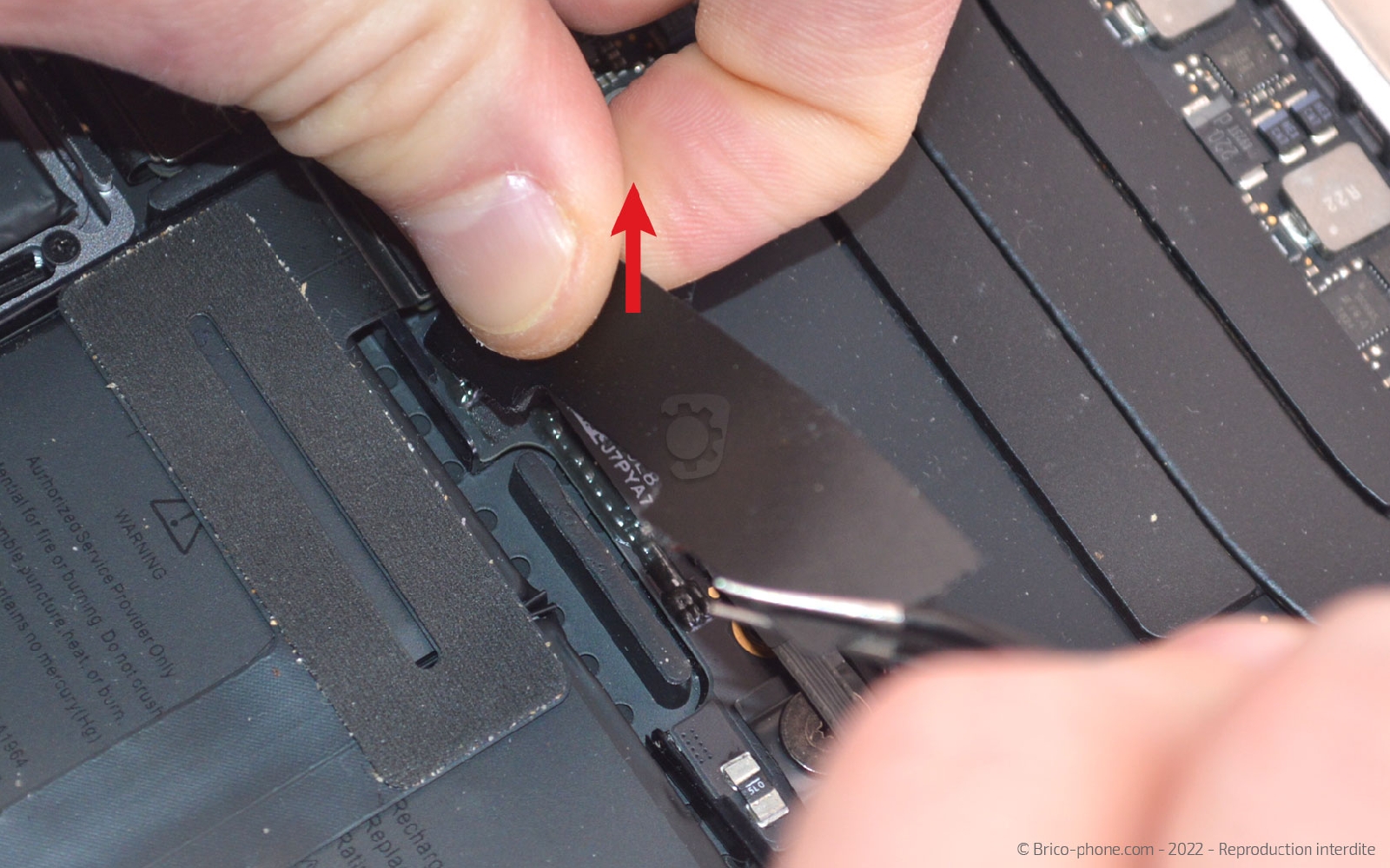 Comment remplacer l'écran complet sur Macbook Pro 13 pouces A1989 EMC 3214 - 2018 photo 2