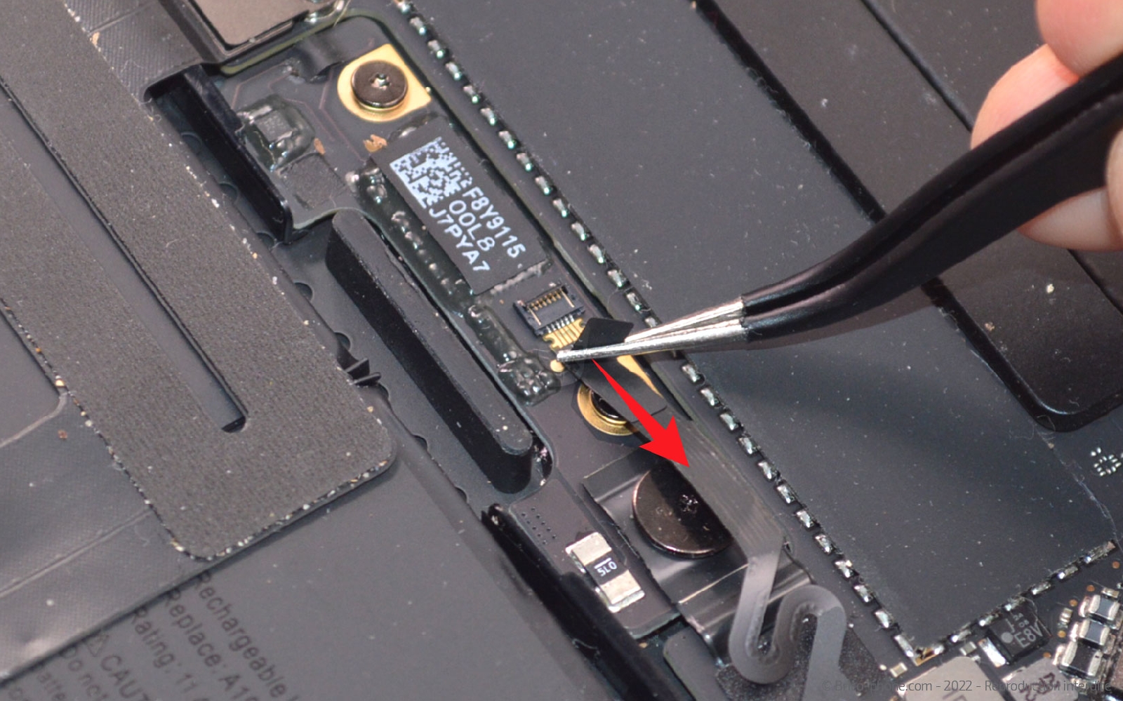 Comment remplacer l'écran complet sur Macbook Pro 13 pouces A1989 EMC 3214 - 2018 photo 3