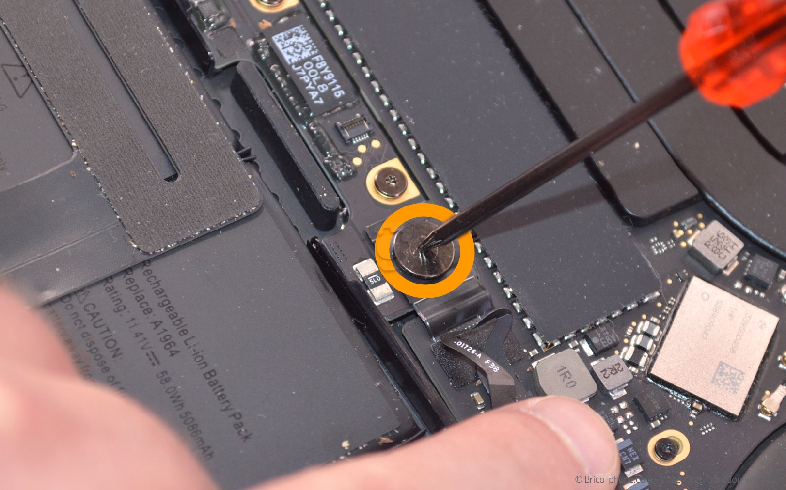 Comment remplacer l'écran complet sur Macbook Pro 13 pouces A1989 EMC 3214 - 2018 photo 1