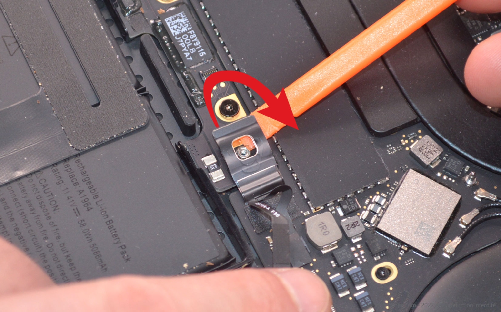 Comment remplacer l'écran complet sur Macbook Pro 13 pouces A1989 EMC 3214 - 2018 photo 2
