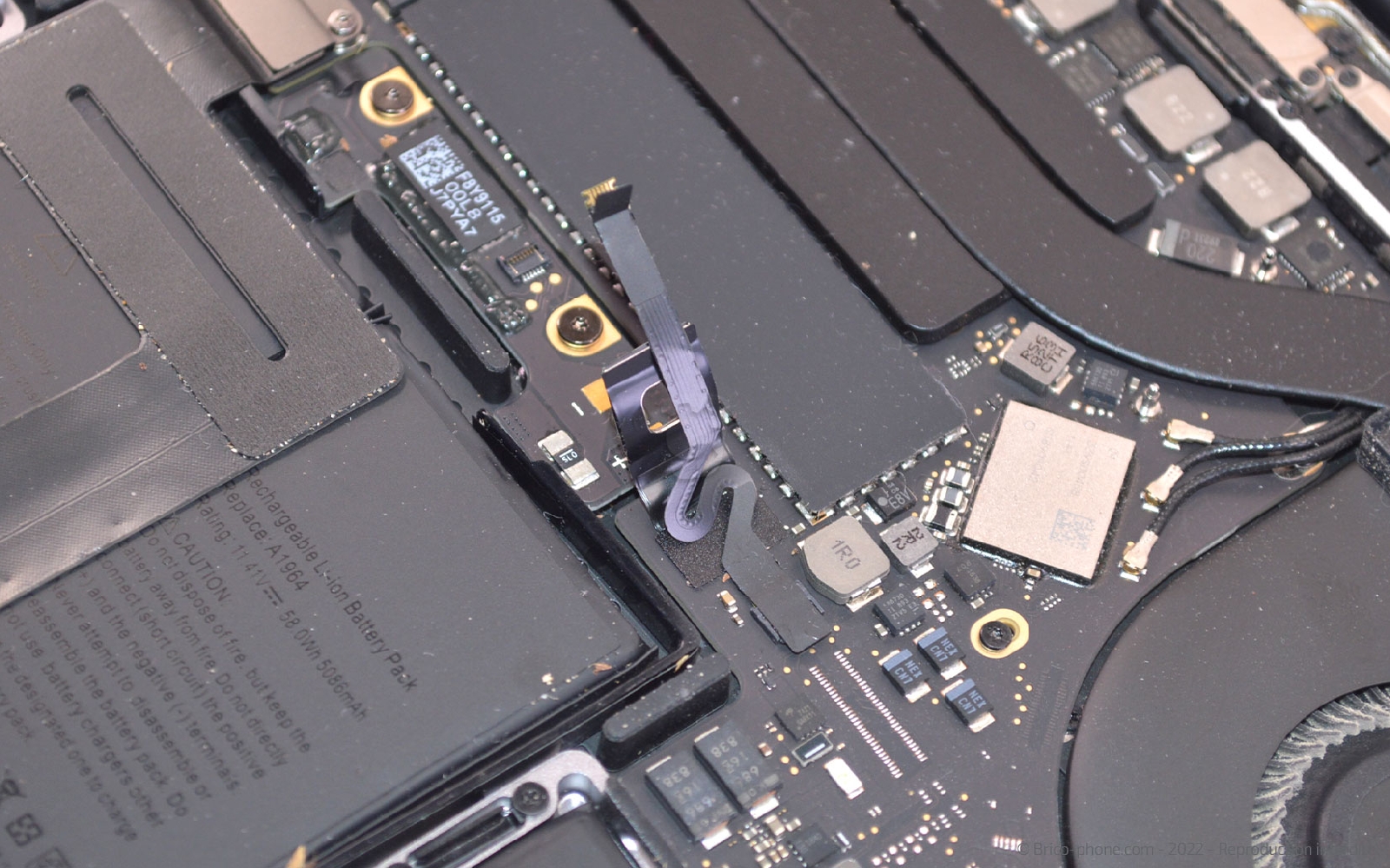 Comment remplacer l'écran complet sur Macbook Pro 13 pouces A1989 EMC 3214 - 2018 photo 3