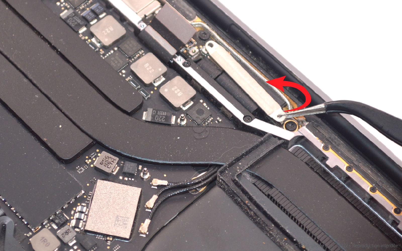 Comment remplacer l'écran complet sur Macbook Pro 13 pouces A1989 EMC 3214 - 2018 photo 3