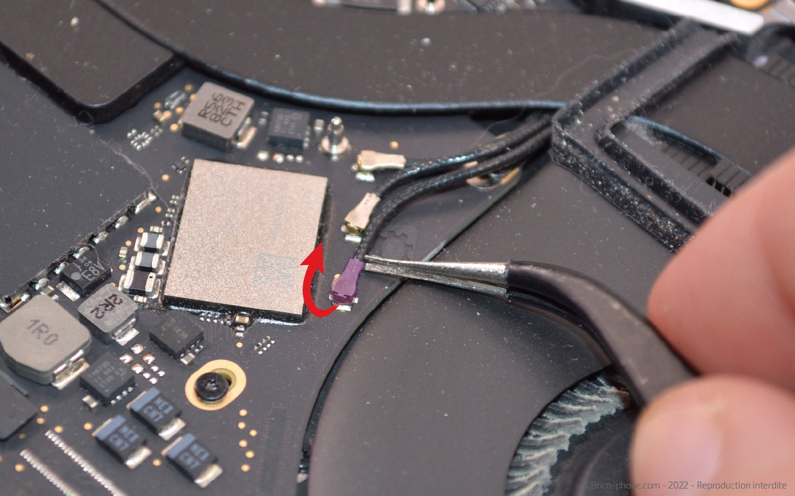 Comment remplacer l'écran complet sur Macbook Pro 13 pouces A1989 EMC 3214 - 2018 photo 1