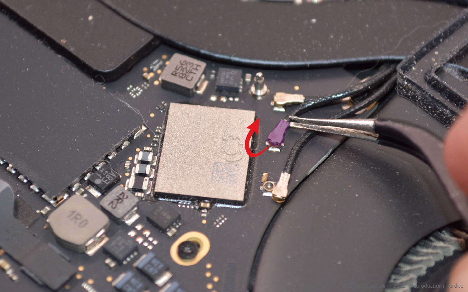 Comment remplacer l'écran complet sur Macbook Pro 13 pouces A1989 EMC 3214 - 2018 photo 2