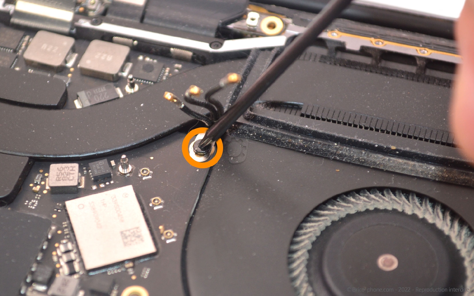 Comment remplacer l'écran complet sur Macbook Pro 13 pouces A1989 EMC 3214 - 2018 photo 4