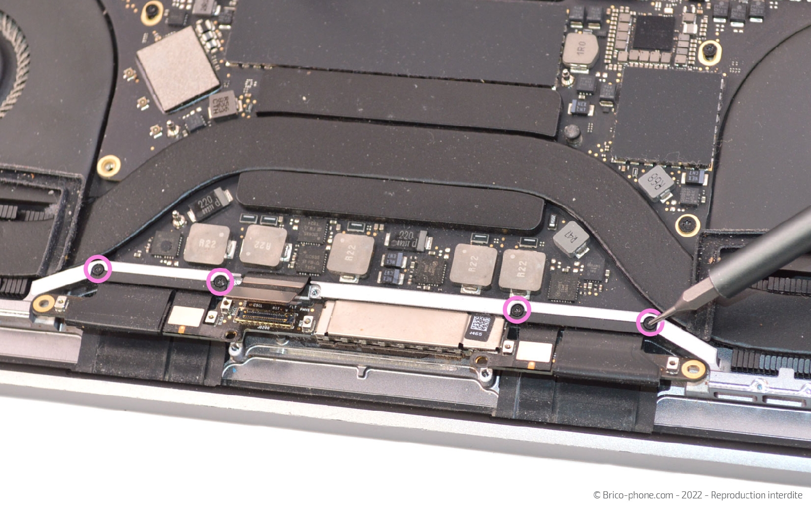 Comment remplacer l'écran complet sur Macbook Pro 13 pouces A1989 EMC 3214 - 2018 photo 1