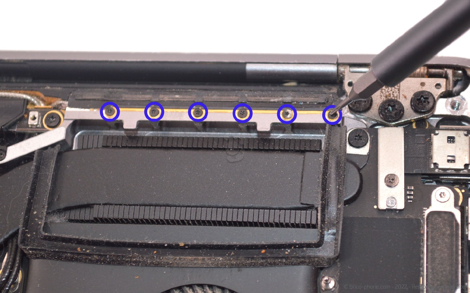 Comment remplacer l'écran complet sur Macbook Pro 13 pouces A1989 EMC 3214 - 2018 photo 1