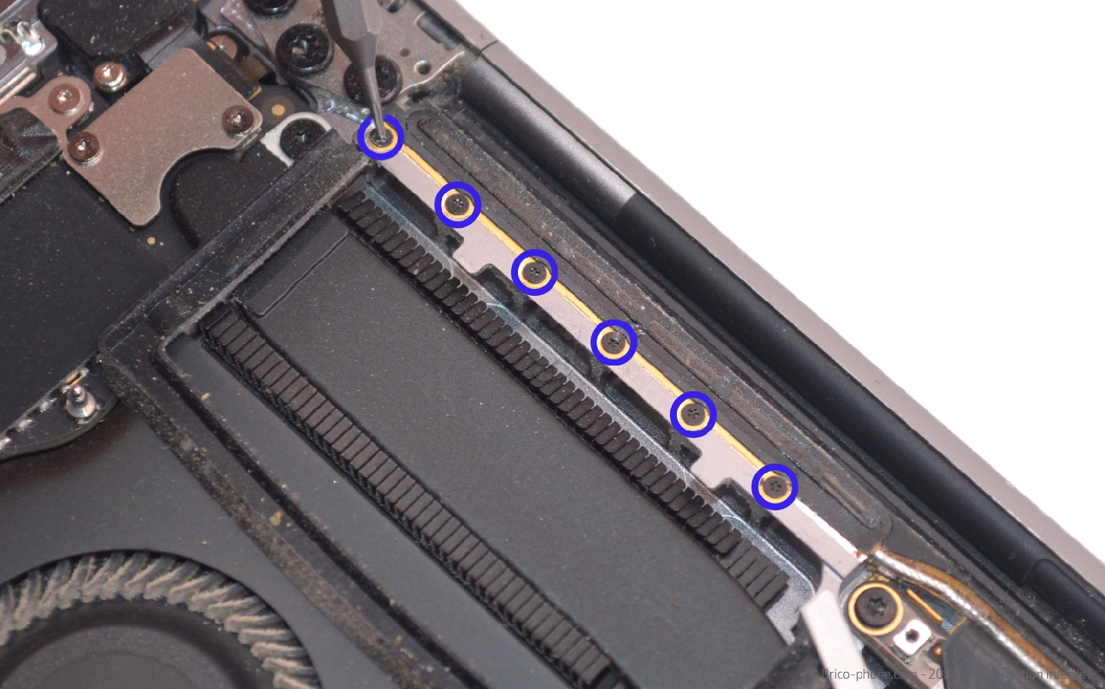 Comment remplacer l'écran complet sur Macbook Pro 13 pouces A1989 EMC 3214 - 2018 photo 2