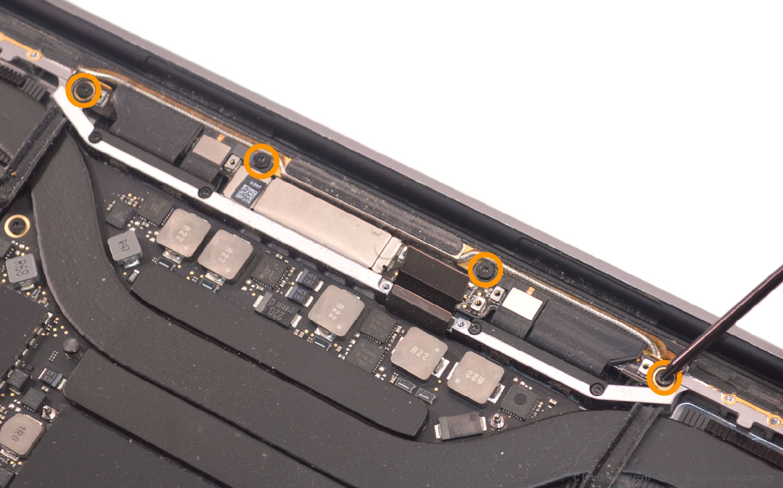 Comment remplacer l'écran complet sur Macbook Pro 13 pouces A1989 EMC 3214 - 2018 photo 3