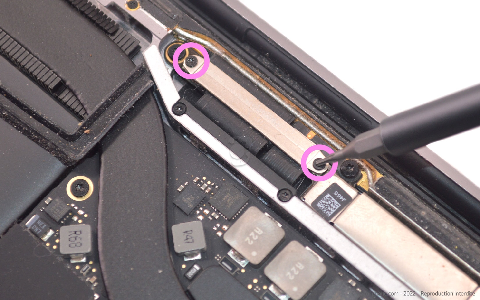 Comment remplacer l'écran complet sur Macbook Pro 13 pouces A1989 EMC 3214 - 2018 photo 1