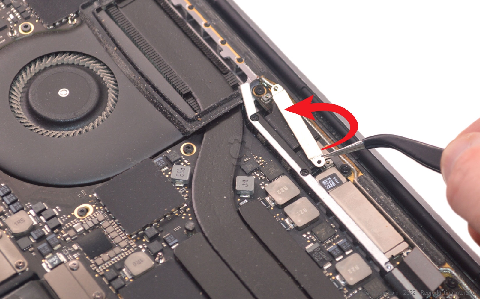Comment remplacer l'écran complet sur Macbook Pro 13 pouces A1989 EMC 3214 - 2018 photo 2