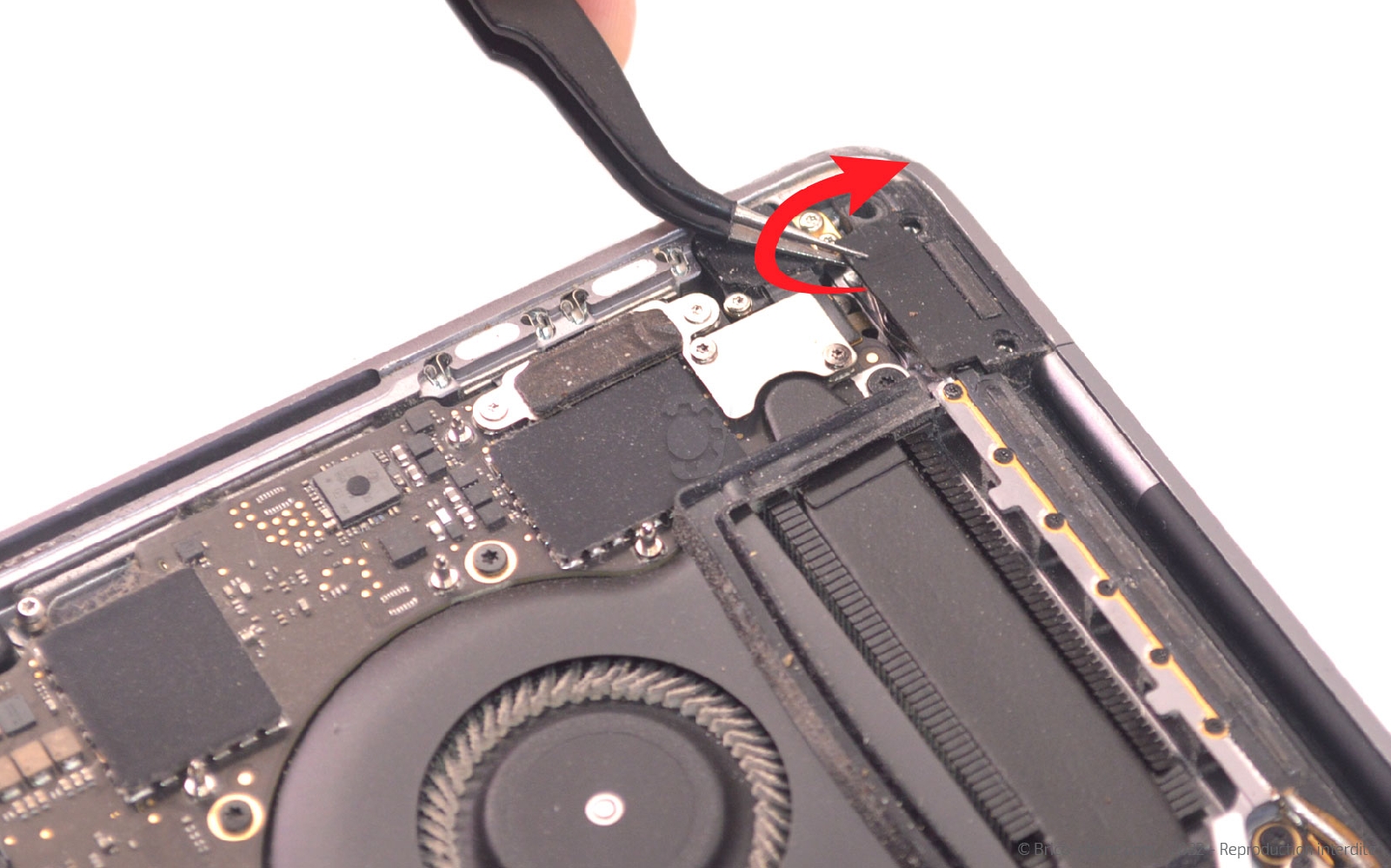 Comment remplacer l'écran complet sur Macbook Pro 13 pouces A1989 EMC 3214 - 2018 photo 2