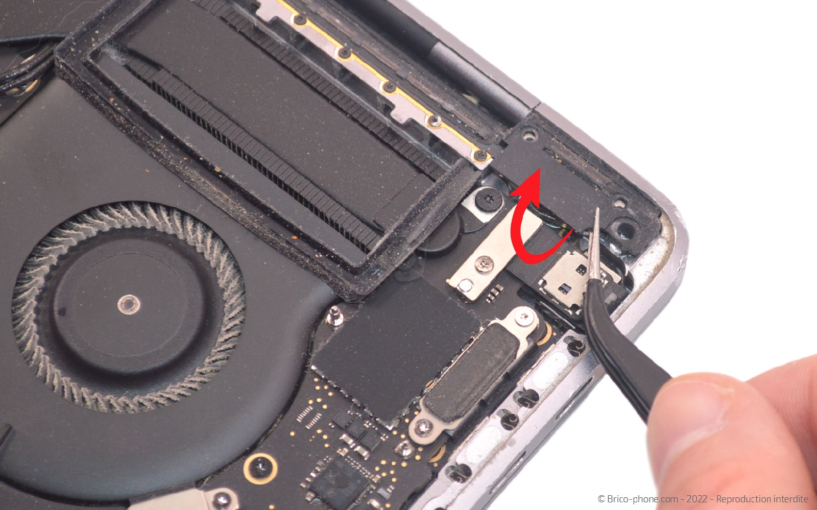 Comment remplacer l'écran complet sur Macbook Pro 13 pouces A1989 EMC 3214 - 2018 photo 2