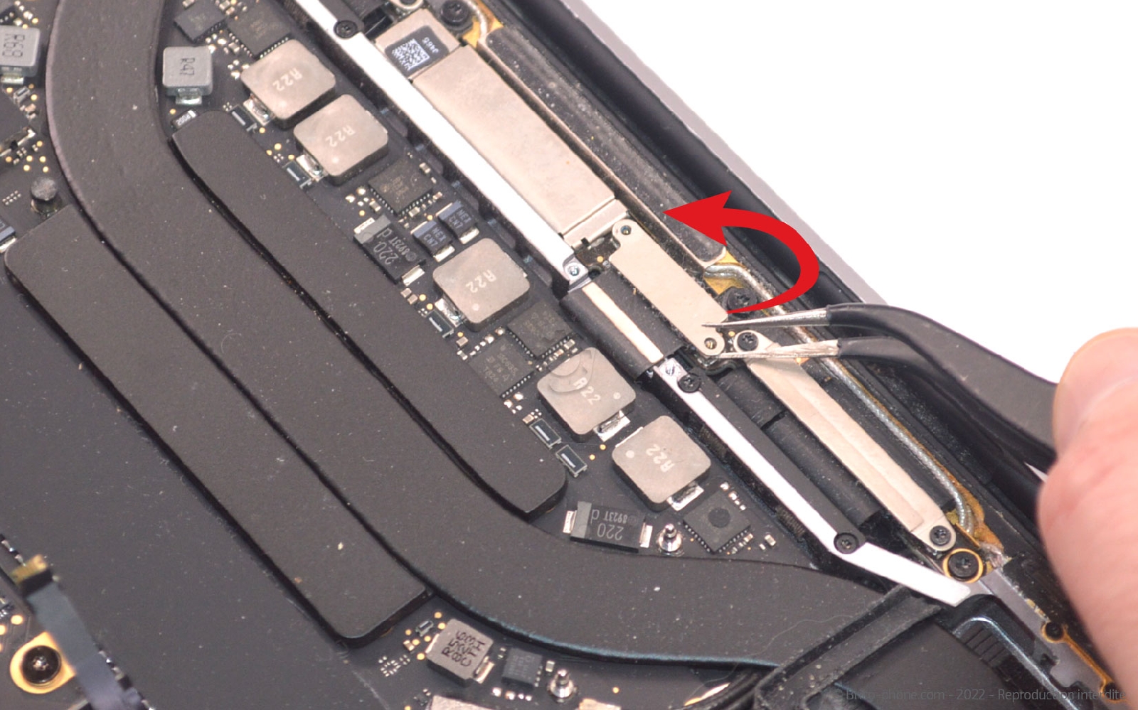 Comment remplacer l'écran complet sur Macbook Pro 13 pouces A1989 EMC 3214 - 2018 photo 4