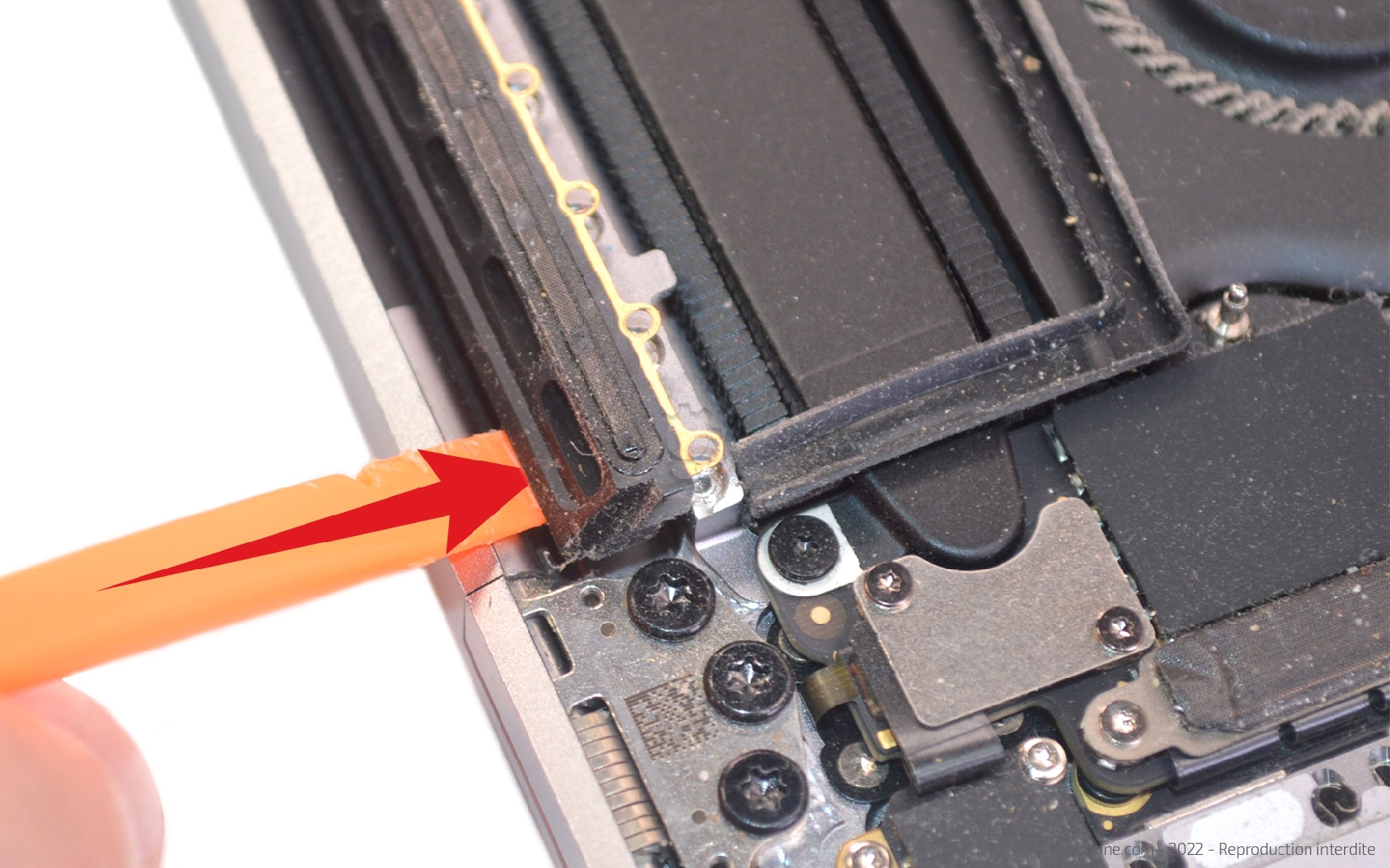 Comment remplacer l'écran complet sur Macbook Pro 13 pouces A1989 EMC 3214 - 2018 photo 1