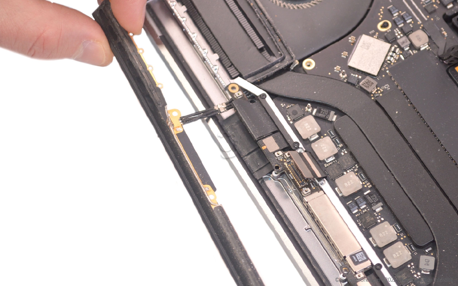 Comment remplacer l'écran complet sur Macbook Pro 13 pouces A1989 EMC 3214 - 2018 photo 4