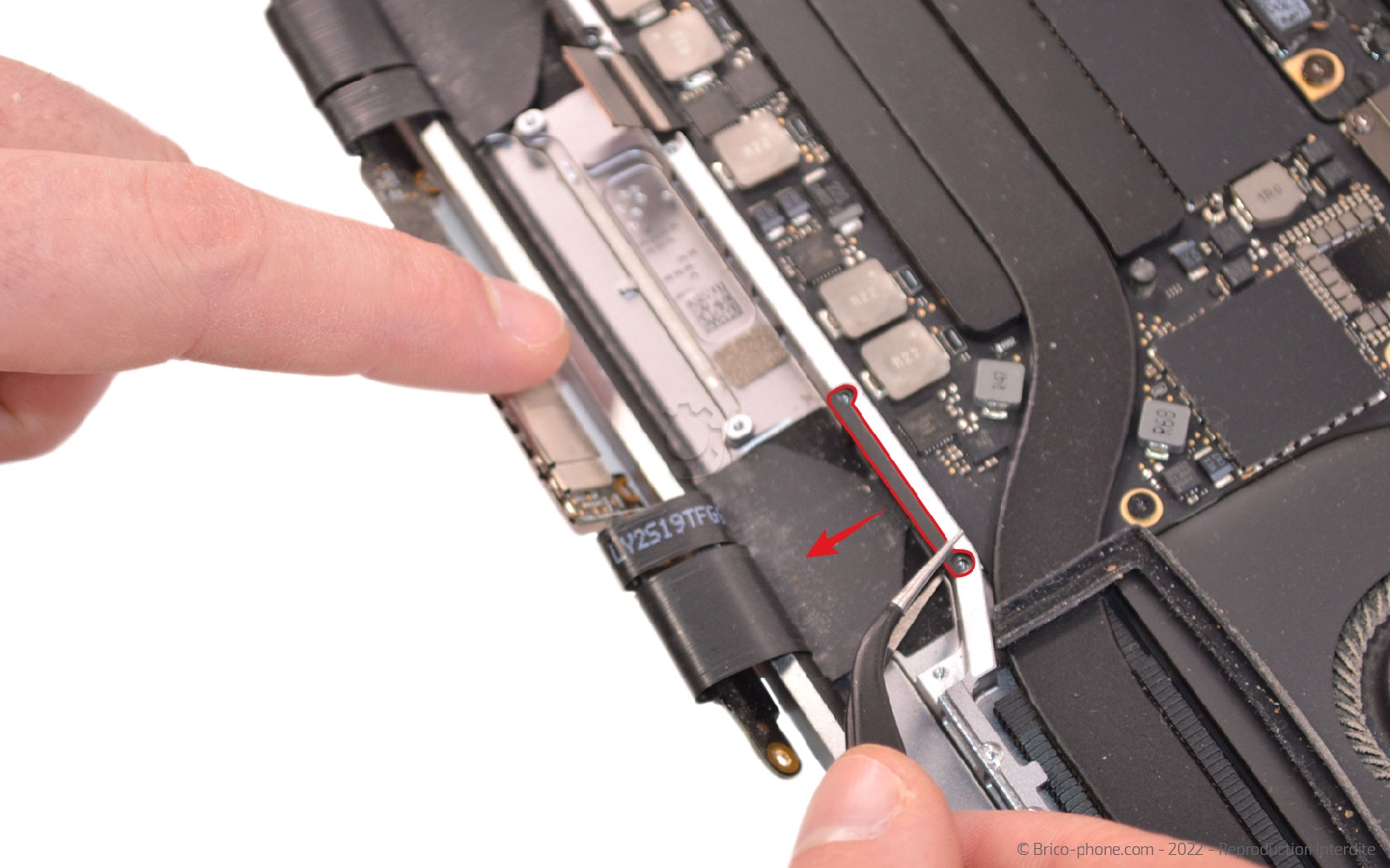 Comment remplacer l'écran complet sur Macbook Pro 13 pouces A1989 EMC 3214 - 2018 photo 1