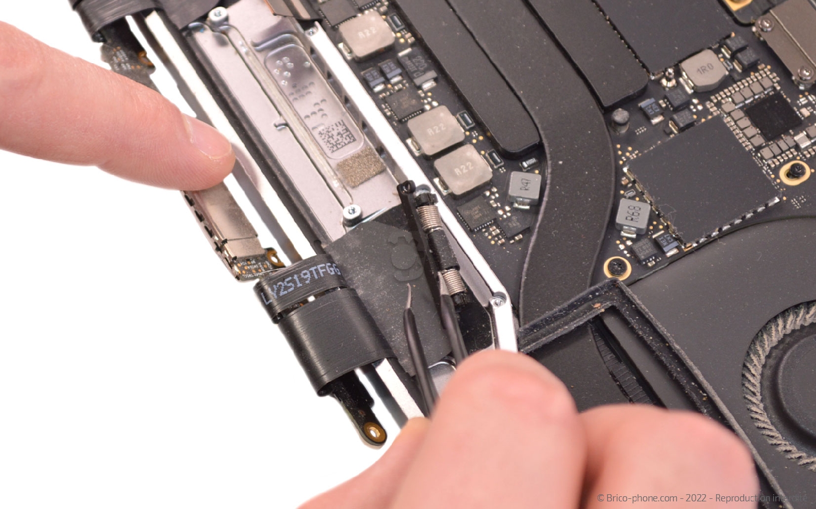 Comment remplacer l'écran complet sur Macbook Pro 13 pouces A1989 EMC 3214 - 2018 photo 2