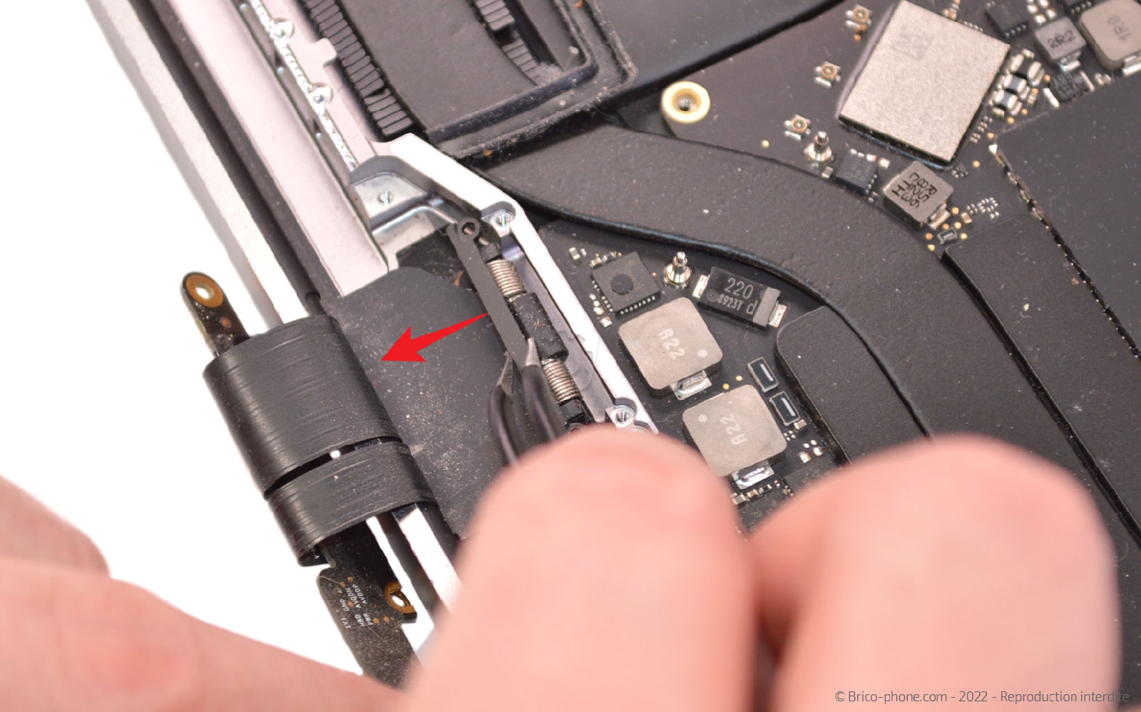 Comment remplacer l'écran complet sur Macbook Pro 13 pouces A1989 EMC 3214 - 2018 photo 3