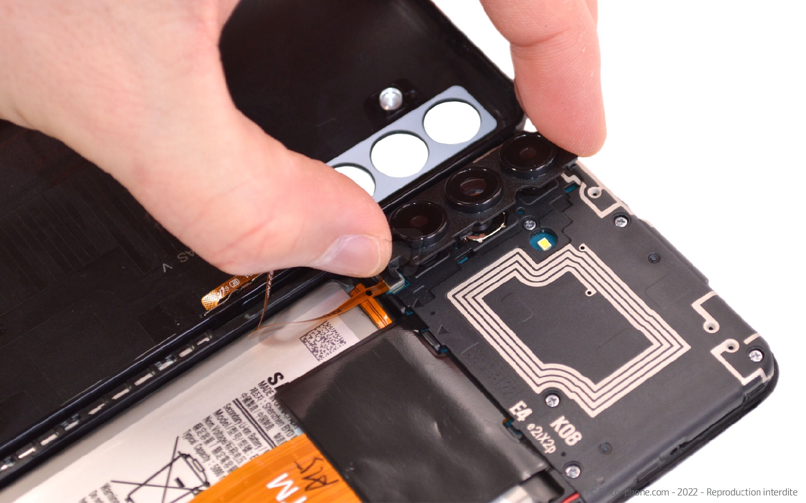 Comment changer le connecteur de charge ? sur Galaxy A04s photo 3